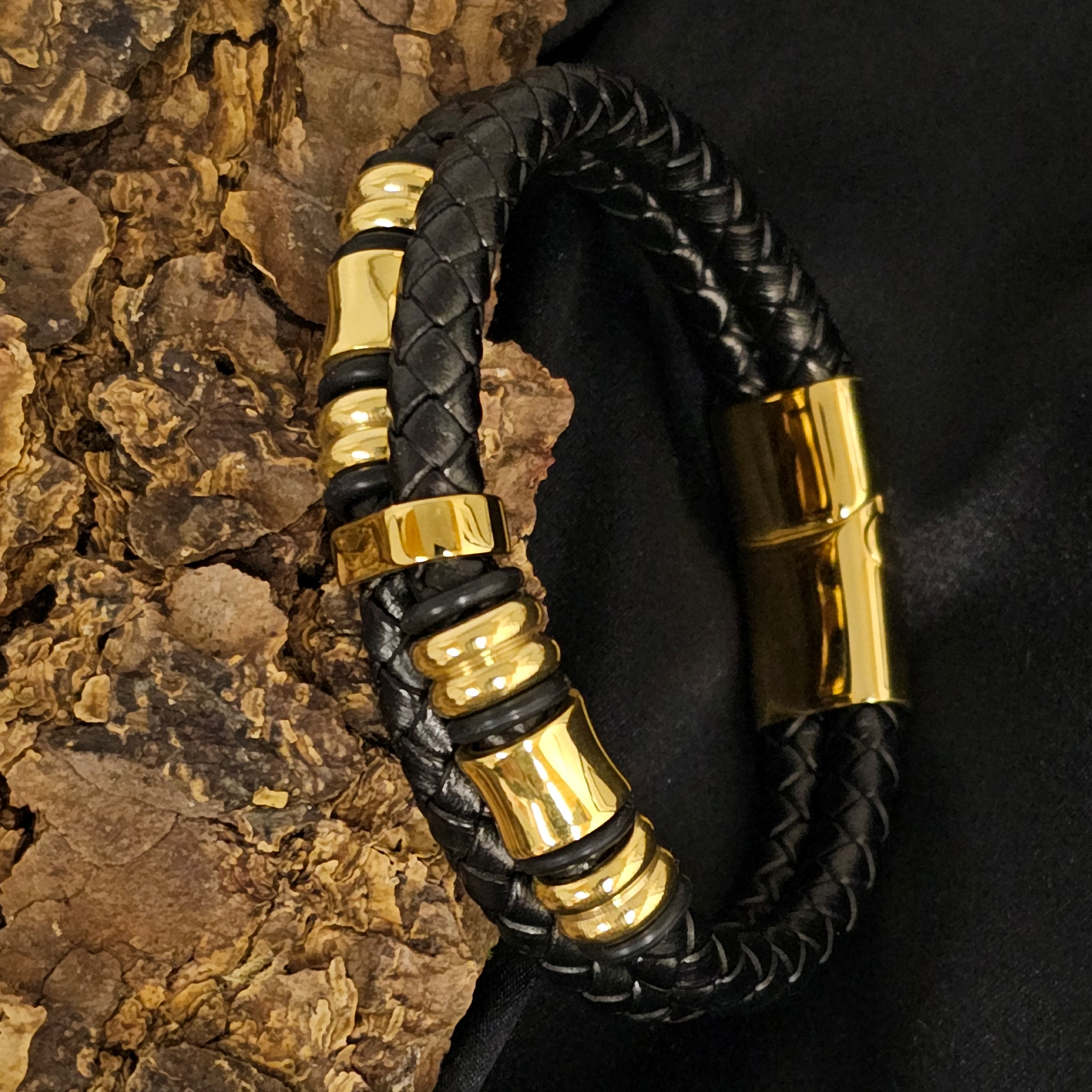 Geflochtenes Lederarmband - 2 Lederbänder - Gold Details - Schwarz. Größe: 22 cm (XL)